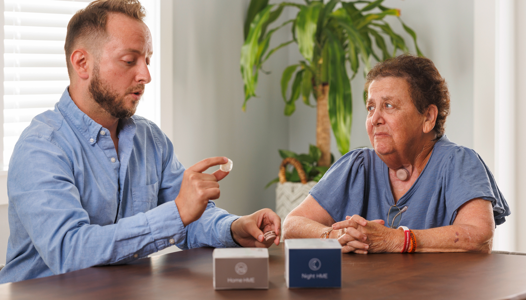 Patient in der Homecare Versorgung mit einem Atos Medical Anwendungsberater